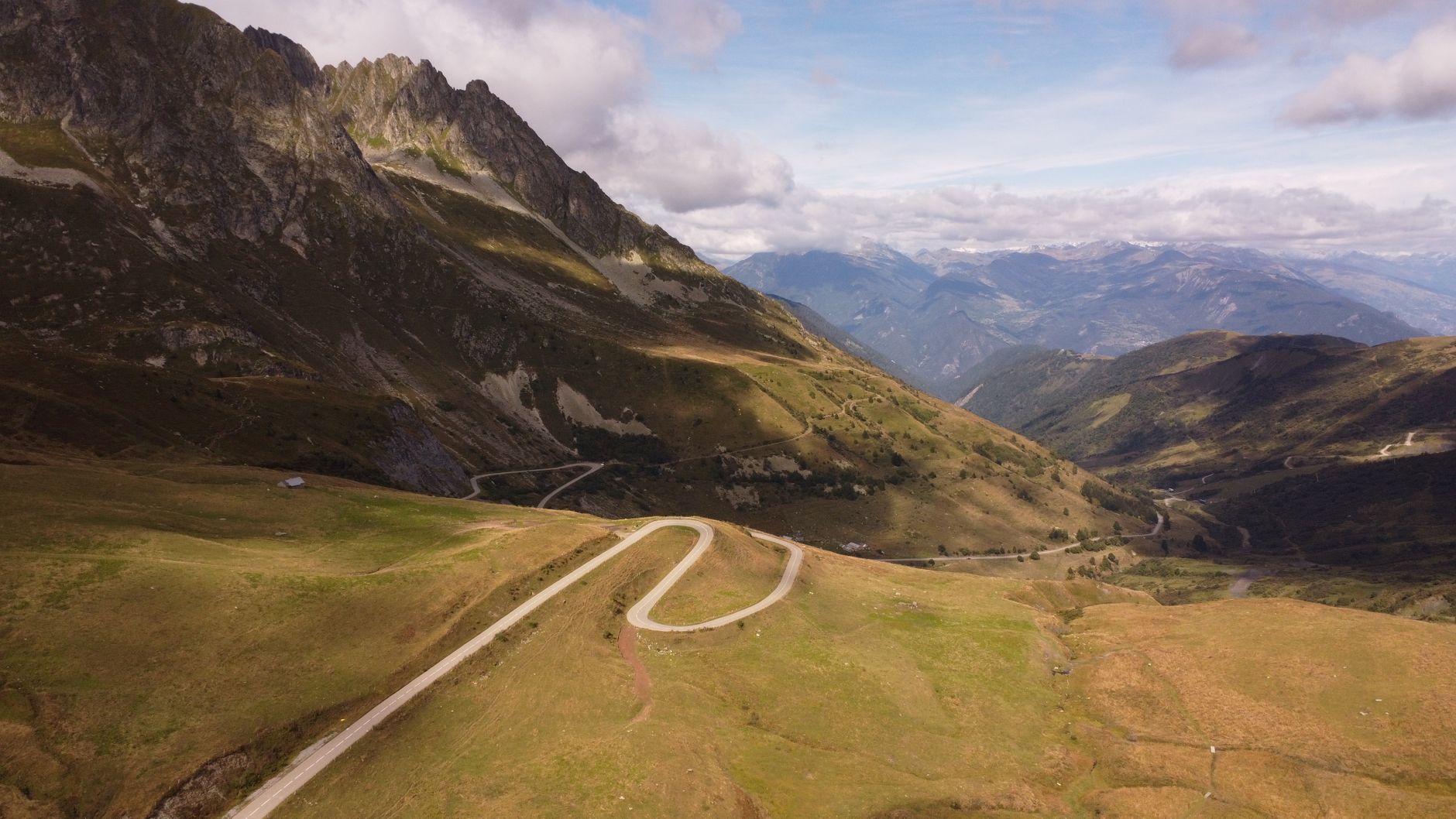 Bergweg met haarspeldbocht door de Alpen