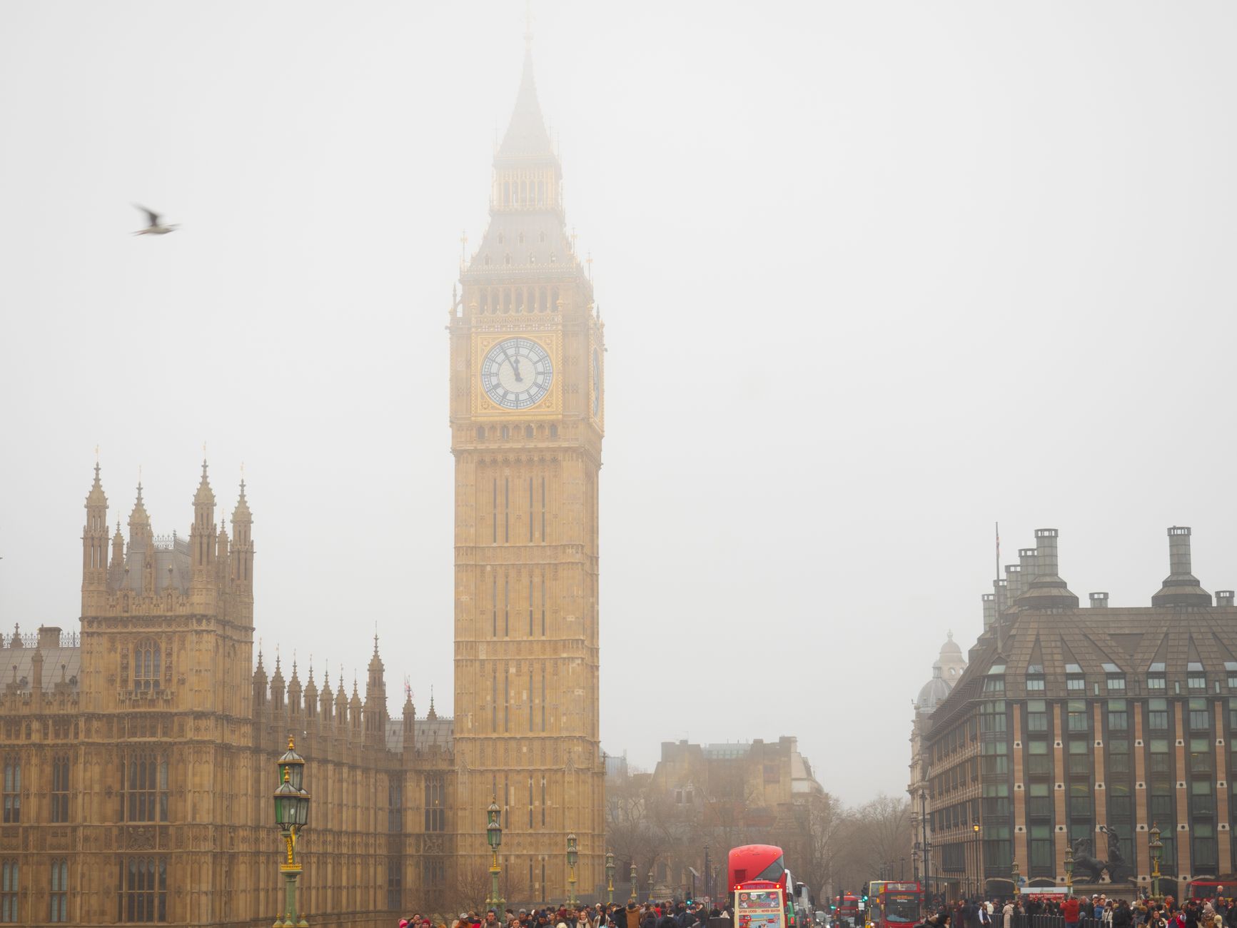 Big Ben en het parlementsgebouw in Londen in de ochtendmist