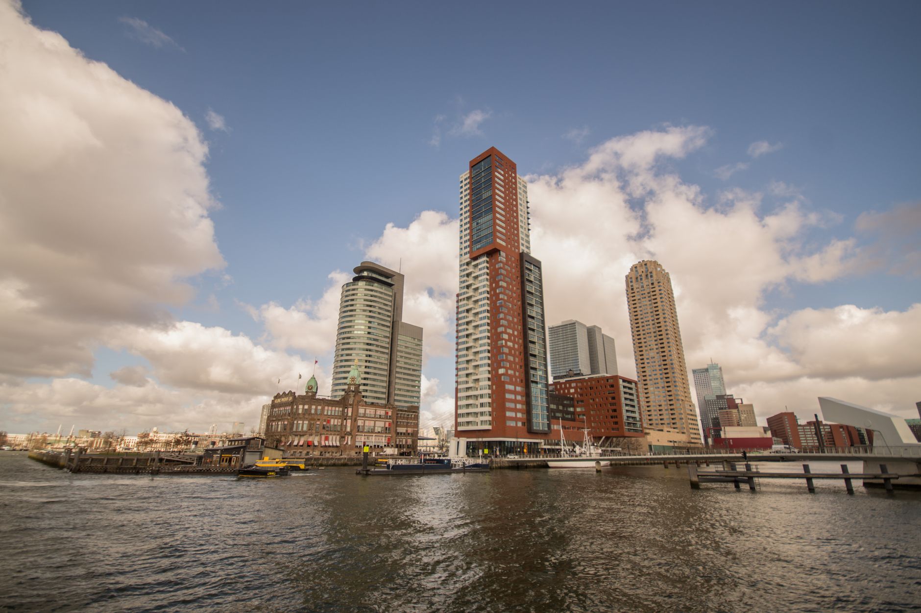 Skyline van Rotterdam aan de Maas met de Kop van Zuid
